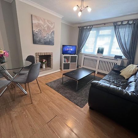 Croydon Apartment With Parking Лондон Экстерьер фото